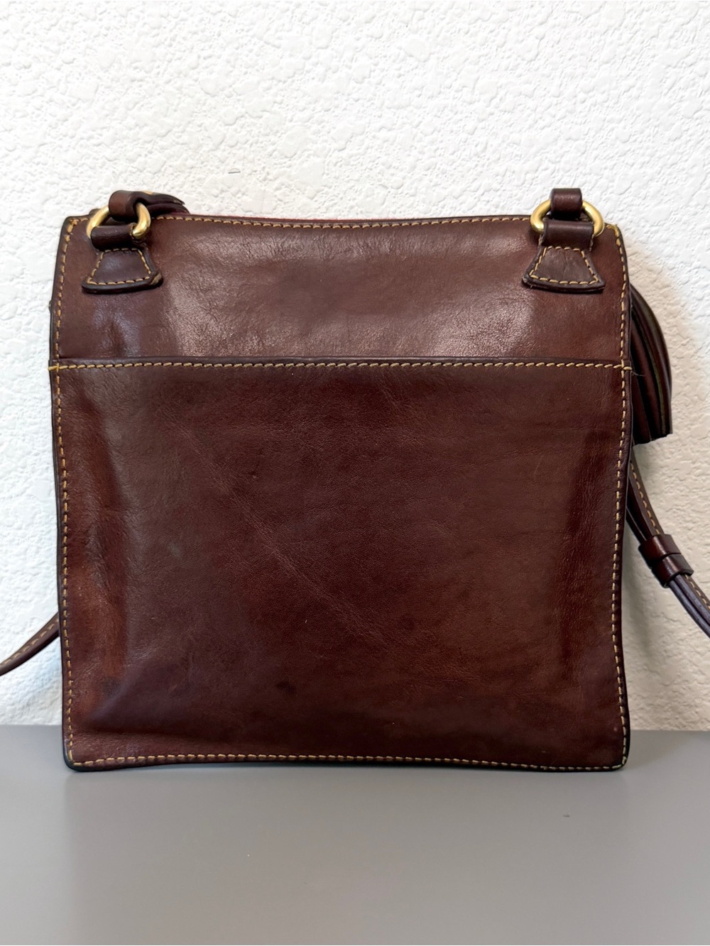 Dooney & Bourke Florentine leather triple zip crossbody bag in a chestnut brown - Picture 3 of 9
